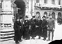 Gruppo davanti al laboratorio della Croce Rossa americana che mostra il Capitano FC Thaits, delegato della Croce Rossa americana a Padova (Oscar Mario Zatta)